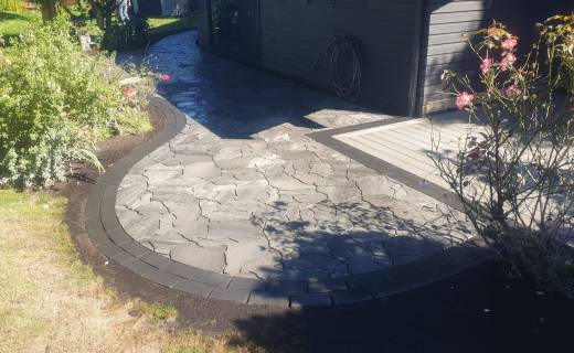 curved-flagstone-paver-pathway